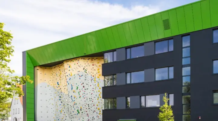 Gebäudefront mit Außenkletterwand | © DAV Bielefeld