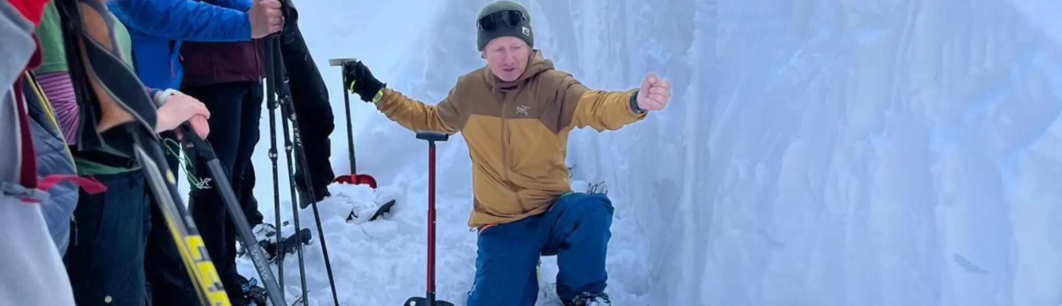 Gruppenfoto mit mehreren Menschen im Schnee mit Schaufel | © DAV Bielefeld