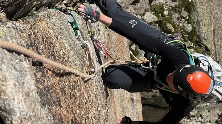 Person die in einem Riss mit mobilen Sicherungen klettert | © Gunnar Helms