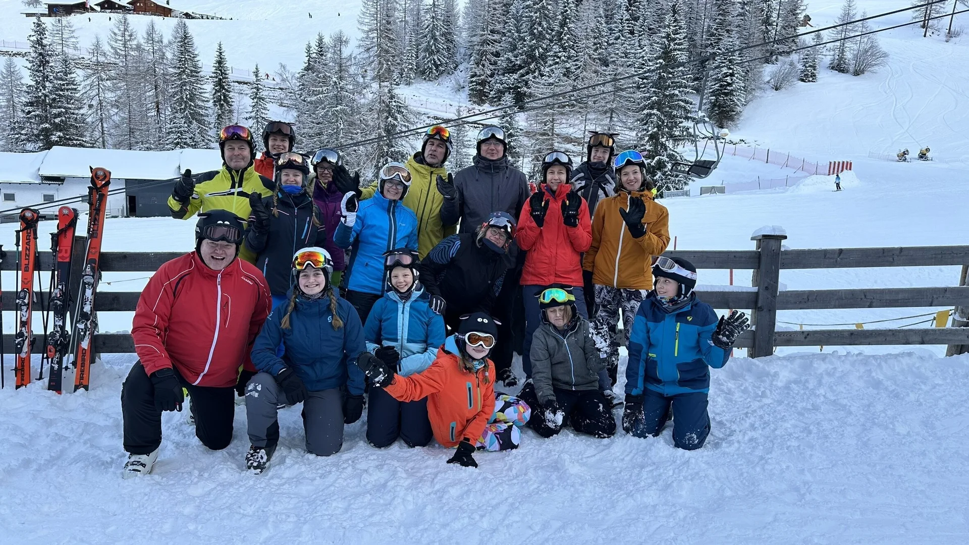 Gruppenbild der letzten Familien Skifreizeit im Schnee | © DAV Sektion Bielefeld