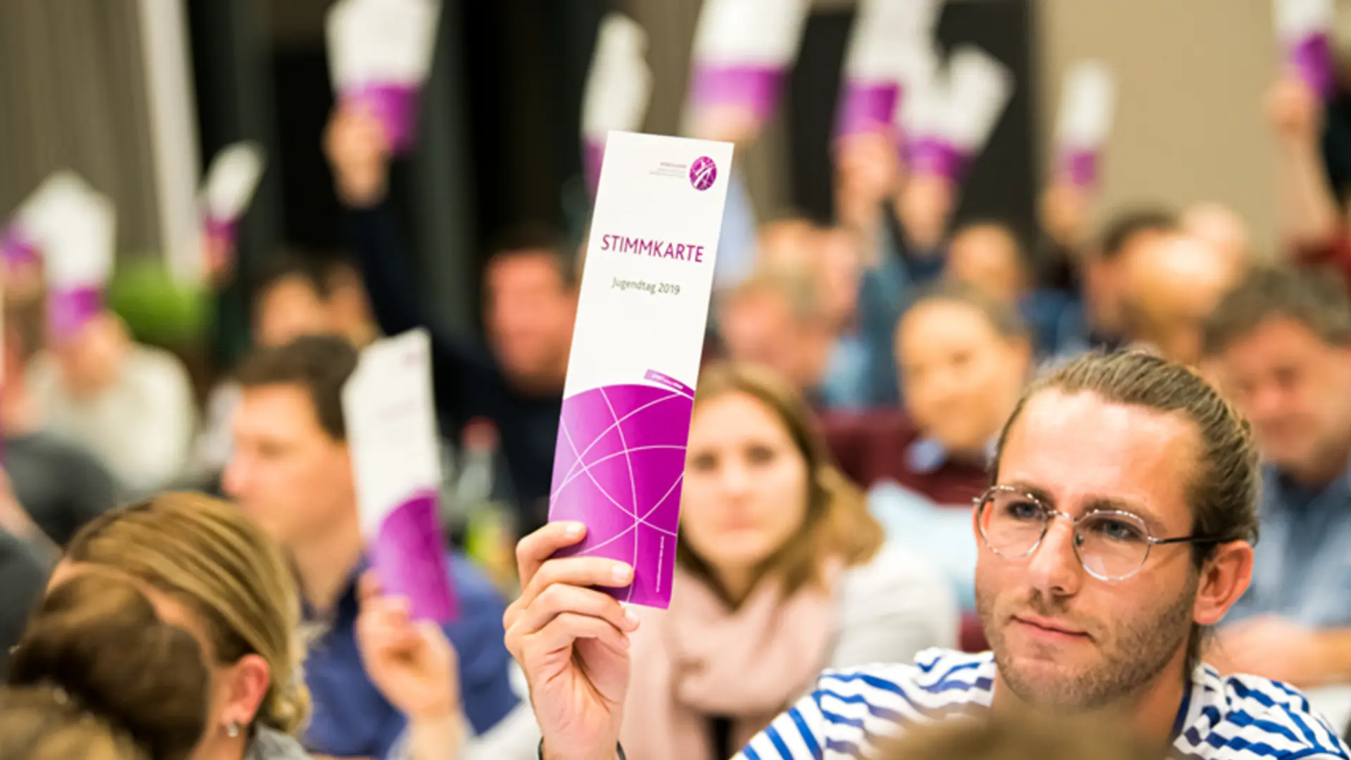 Leute mit Stimmzetteln | © DAV Bielefeld