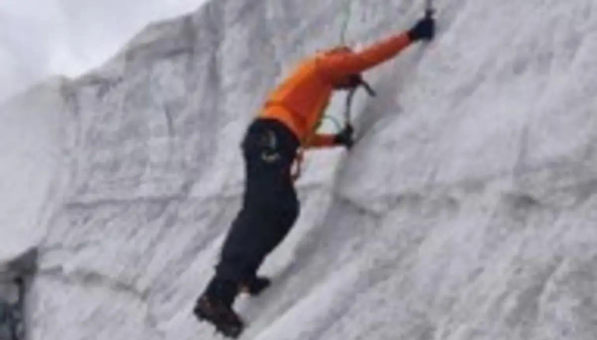 Person mit Steigeisen klettert an einer steilen Eiswand und nutzt zwei Eisgeräte zur Fortbewegung auf dem Gletscher. | © P.J.Müller