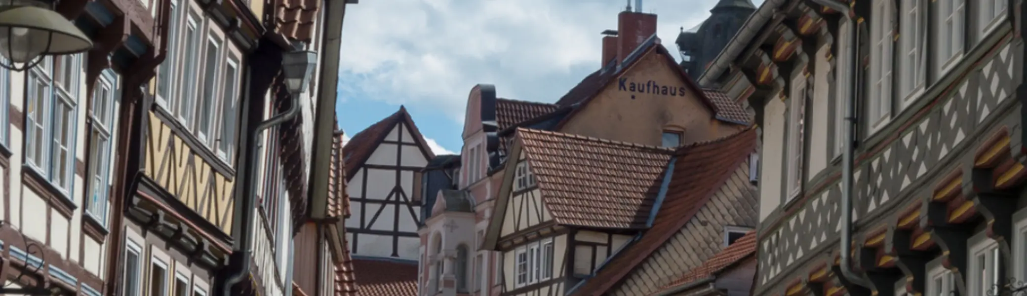 Das Foto zeigt einen Gasse mit schönen Fassaden an den Häusern | © DAV Bielefeld