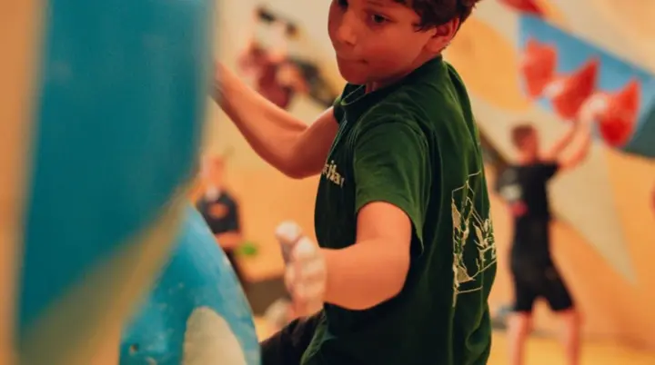 Hier sieht man ein Kind beim Klettern | © DAV Bielefeld
