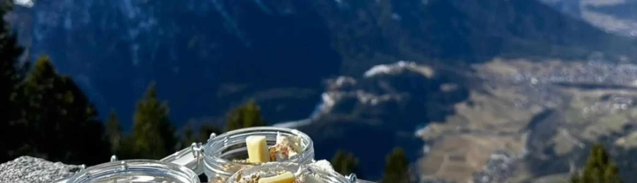 Süßspeisen im Vordergrund und den Bergen im Hintergrund | © DAV Bielefeld