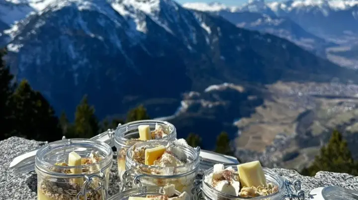 Süßspeisen im Vordergrund und den Bergen im Hintergrund | © DAV Bielefeld
