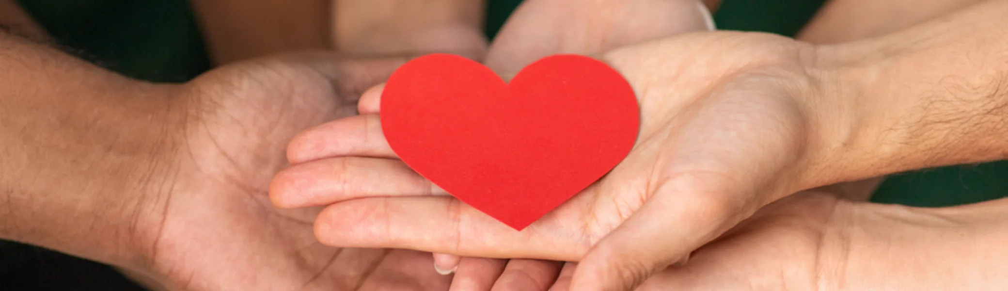 Foto mit Händen und zentriert ein Herz | © DAV Bielefeld