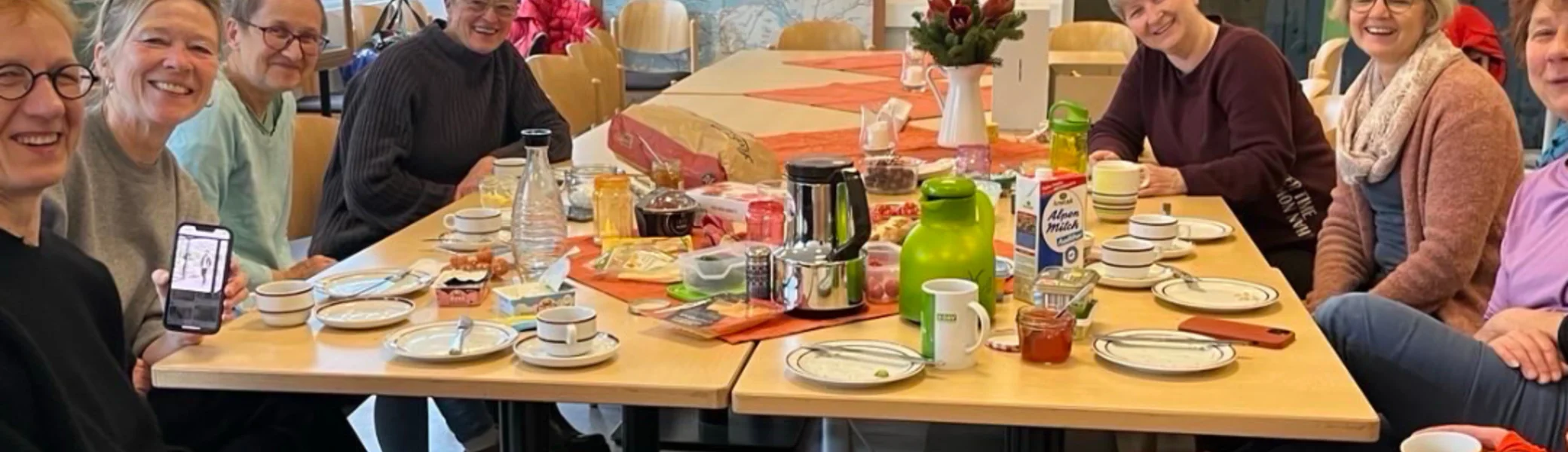 Ladies Gruppe im Alpinzentrum am Tisch | © DAV Bielefeld