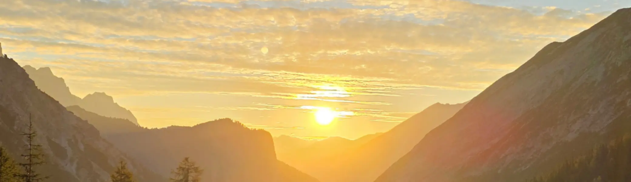 Berge mit Wald, Wolken und Sonnenuntergang | © DAV Bielefeld