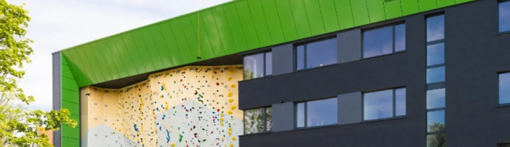 Gebäudefront mit Außenkletterwand | © DAV Bielefeld