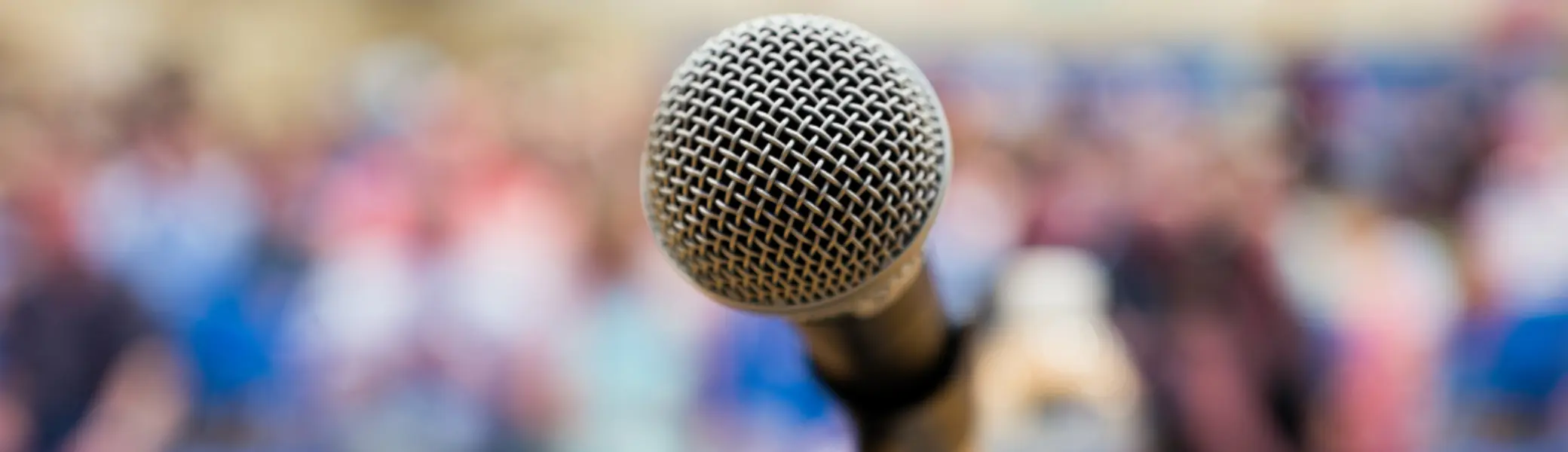 Das Bild zeigt eine Szene, die stark nach einer Veranstaltung, Versammlung, Rede oder Präsentation aussieht. | © DAV Bielefeld