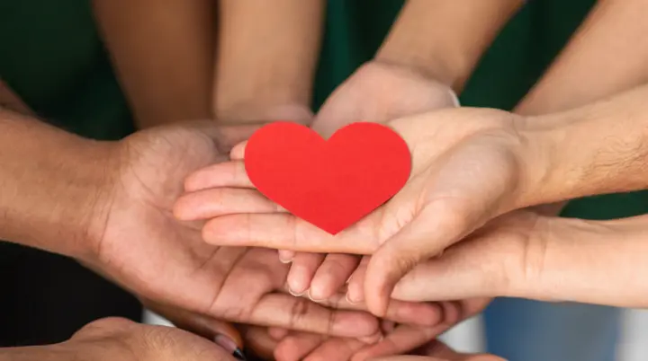 Man kann ganz viele Hände in einem Kreis erkennen mit einem Herzen in der Mitte | © DAV Bielefeld
