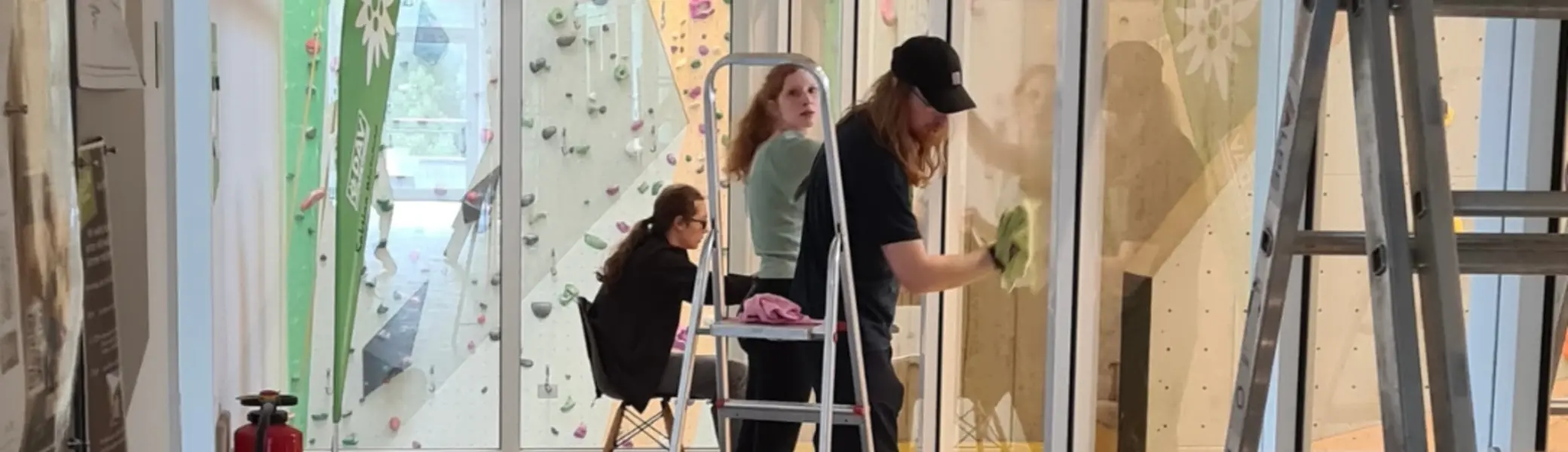 Ehrenamtliche die die Fenster im alpin zentrum putzen | © DAV Bielefeld