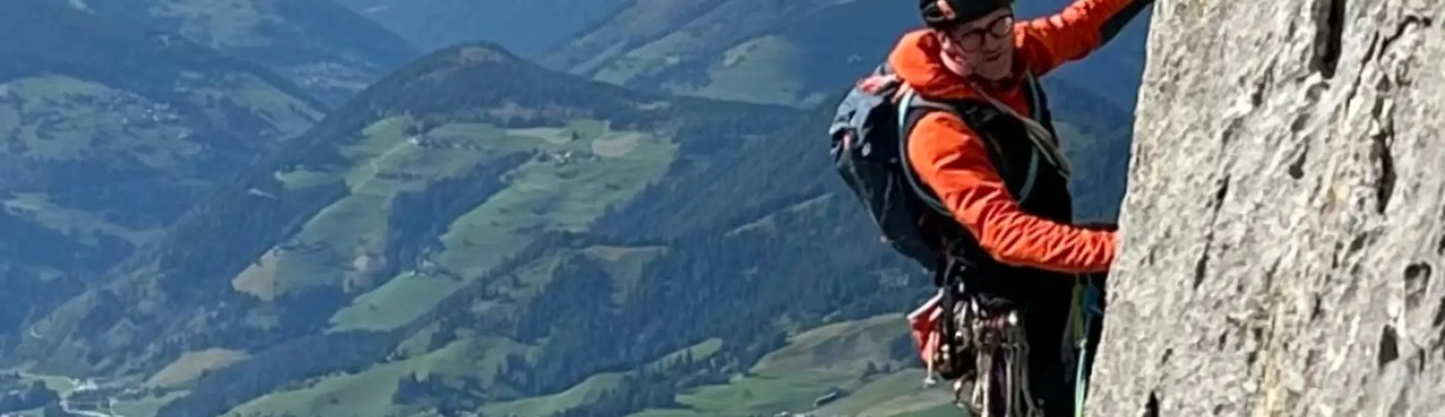 Person klettert am Fels in großer Höhe | © Gunnar Helms