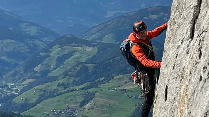 Person klettert am Fels in großer Höhe | © Gunnar Helms