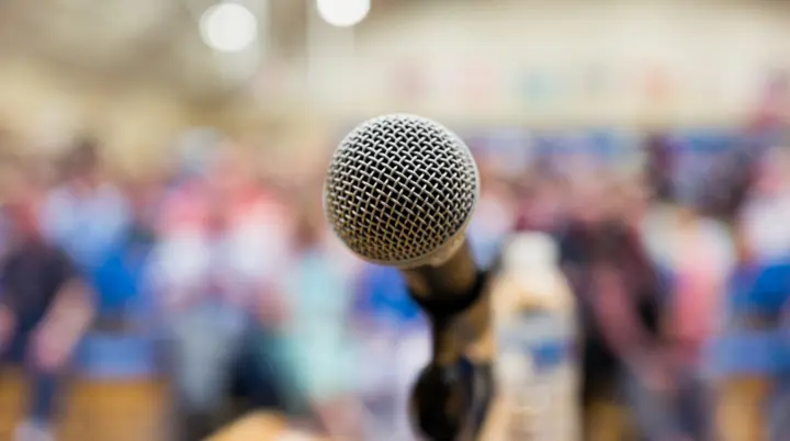 Das Bild zeigt eine Szene, die stark nach einer Veranstaltung, Versammlung, Rede oder Präsentation aussieht. | © Kelly Images via Canva Pro