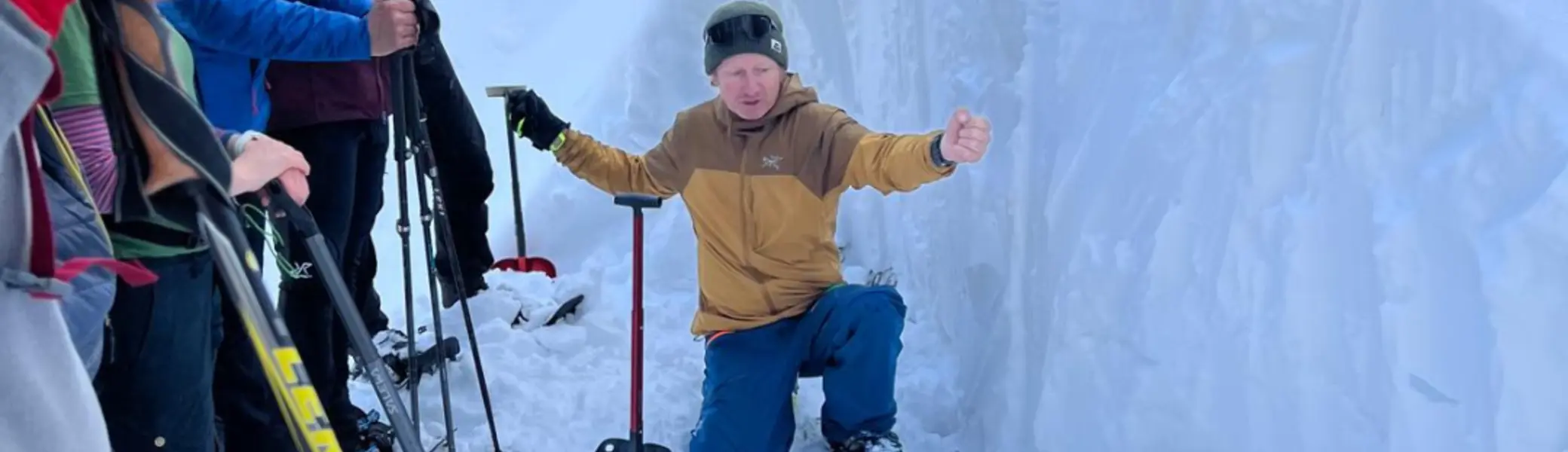 Teilnehmende mit Schneeschaufeln | © Joachim Brenne