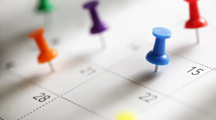 Kalender mit Stecknadeln | © DAV Bielefeld