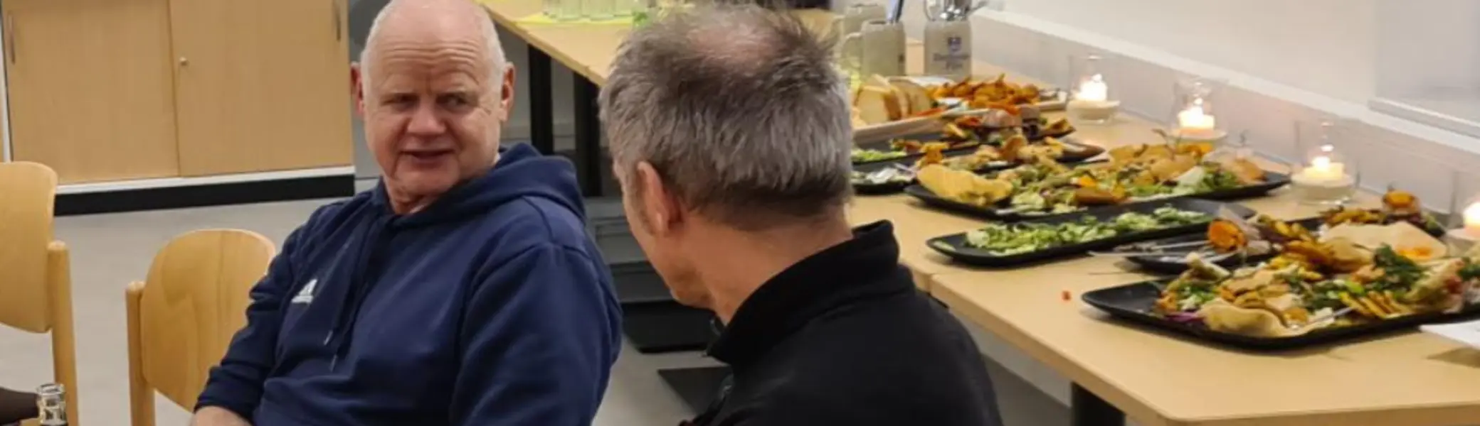 Ehrenamtliche beim gemütlichen Austausch bei der Würdigung | © Thomas Fromme