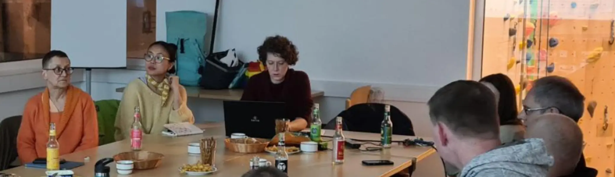 verschiedene Ehrenamtliche beim Ehrenamtsstammtisch um Themen auszutauschen | © Thomas Fromme