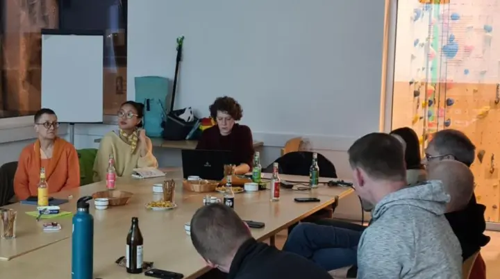 verschiedene Ehrenamtliche beim Ehrenamtsstammtisch um Themen auszutauschen | © Thomas Fromme