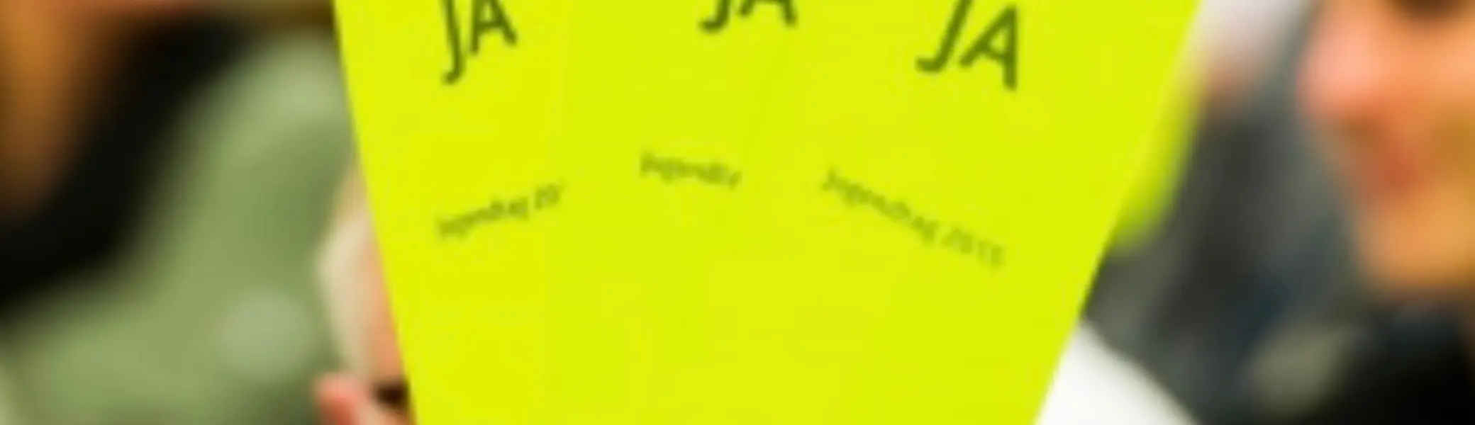 Zu sehen ist eine Hand mit Stimmzetteln | © DAV Bielefeld