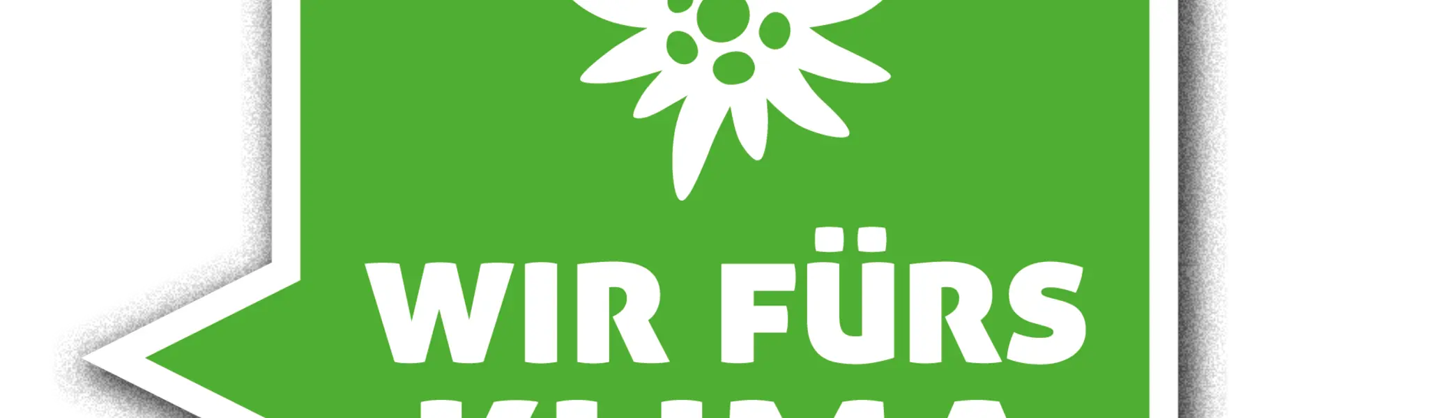 Grünes Logo in Form einer Sprechblase mit weißem Rand. In der Mitte steht in weißer Schrift „WIR FÜRS KLIMA“. Darüber befindet sich eine stilisierte weiße Edelweißblume. Der Hintergrund ist schwarz. | © DAV / Julian Rohn