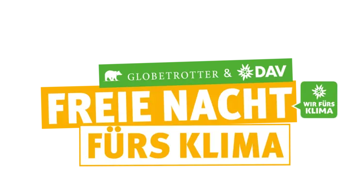 Grafik mit den Logos von Globetrotter und DAV. Oben steht in einem grünen Balken „GLOBETROTTER & DAV“ mit einem weißen Bären und einer stilisierten Edelweißblume. Darunter in großen weißen Buchstaben auf orangefarbenem Hintergrund: „FREIE NACHT FÜRS KLIMA“. Rechts daneben befindet sich ein grünes Logo mit weißer Schrift „WIR FÜRS KLIMA“. | © DAV