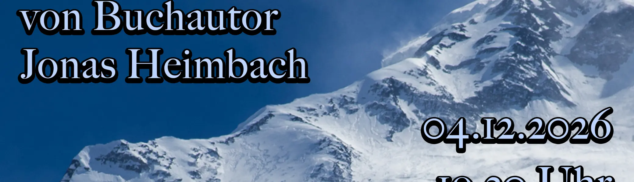 Plakat für einen Reisevortrag mit dem Titel „Abenteuer Nepal“. Im Hintergrund sind schneebedeckte Berge des Himalaya zu sehen. Im Vordergrund steht ein Mann mit grünem Shirt und braunem Hut, daneben läuft ein Tiger durch flaches Wasser. Der Text auf dem Plakat lautet: „Reisevortrag von Buchautor Jonas Heimbach – 04.12.2026, 19.30 Uhr, DAV-Sektion Bielefeld“. Links und rechts des Wortes „Nepal“ sind kleine Flaggen Nepals abgebildet. | © Jonas Heimbach