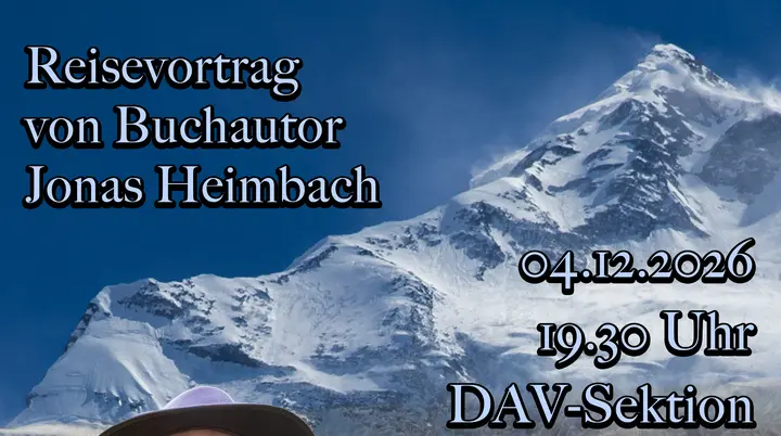 Plakat für einen Reisevortrag mit dem Titel „Abenteuer Nepal“. Im Hintergrund sind schneebedeckte Berge des Himalaya zu sehen. Im Vordergrund steht ein Mann mit grünem Shirt und braunem Hut, daneben läuft ein Tiger durch flaches Wasser. Der Text auf dem Plakat lautet: „Reisevortrag von Buchautor Jonas Heimbach – 04.12.2026, 19.30 Uhr, DAV-Sektion Bielefeld“. Links und rechts des Wortes „Nepal“ sind kleine Flaggen Nepals abgebildet. | © Jonas Heimbach