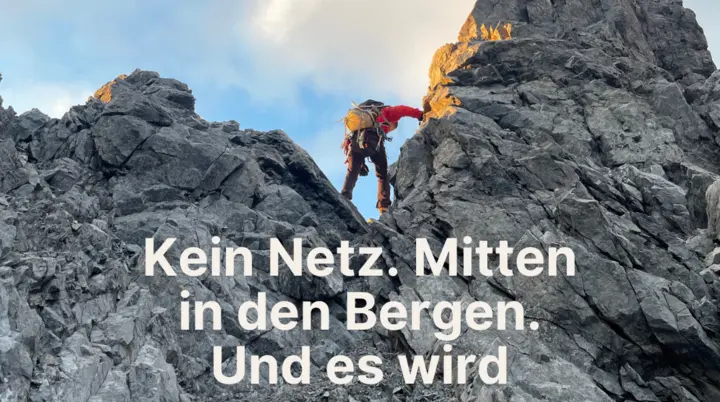 Ein Bergsteiger mit roter Jacke und Rucksack klettert über graue Felsen in einer steilen Berglandschaft. Der Himmel ist teils bewölkt, die Sonne beleuchtet die Felswand. Im oberen rechten Bereich steht das Logo „DAV Bielefeld“. In der Mitte des Bildes ist weißer Text zu lesen: „Kein Netz. Mitten in den Bergen. Und es wird ernst.“ Unten befindet sich ein grüner Balken mit der Aufschrift „Garmin inReach Mini 2 — jetzt im Materialverleih“. | © Joachim Brenne