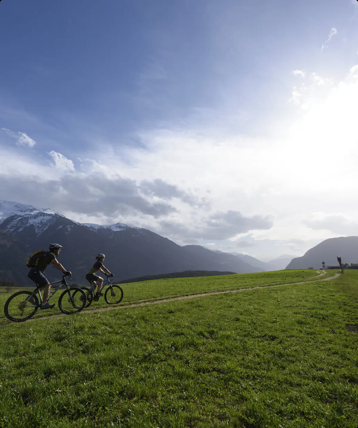 Zwei Mountainbiker auf einer grünen Wiese | © DAV/Wolfgang Ehn