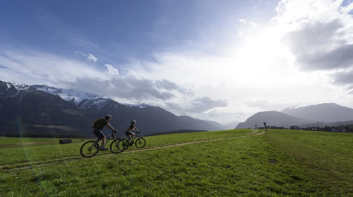 Zwei Mountainbiker auf einer grünen Wiese | © DAV/Wolfgang Ehn