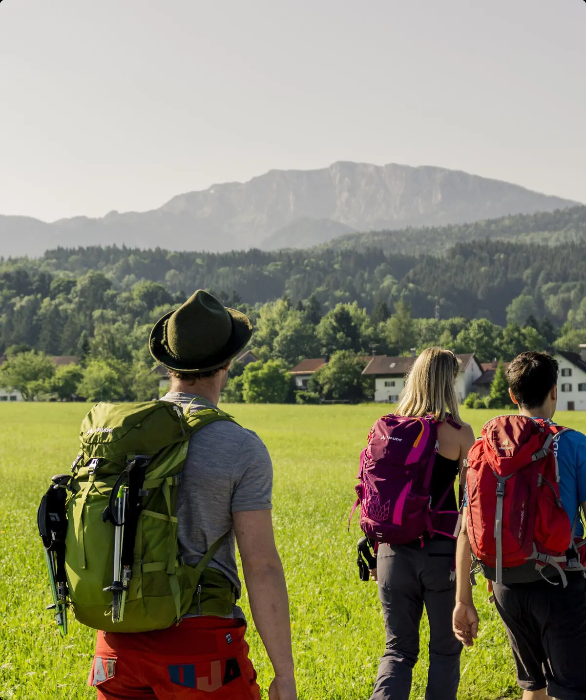 Drei Wanderer auf einem Bergpfad in den Chiemgauer Alpen | © DAV/Hans Herbig