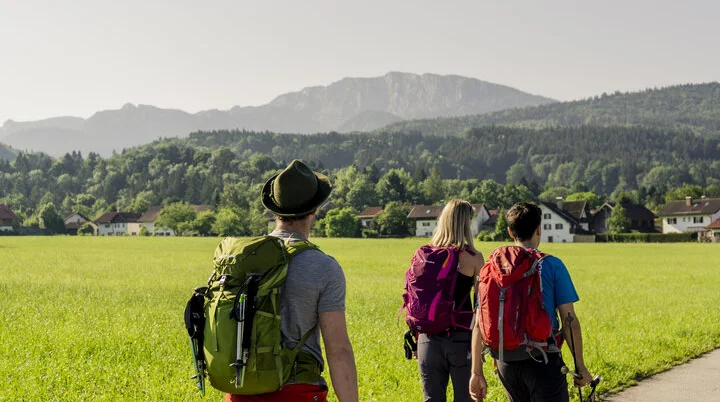 Drei Wanderer auf einem Bergpfad in den Chiemgauer Alpen | © DAV/Hans Herbig