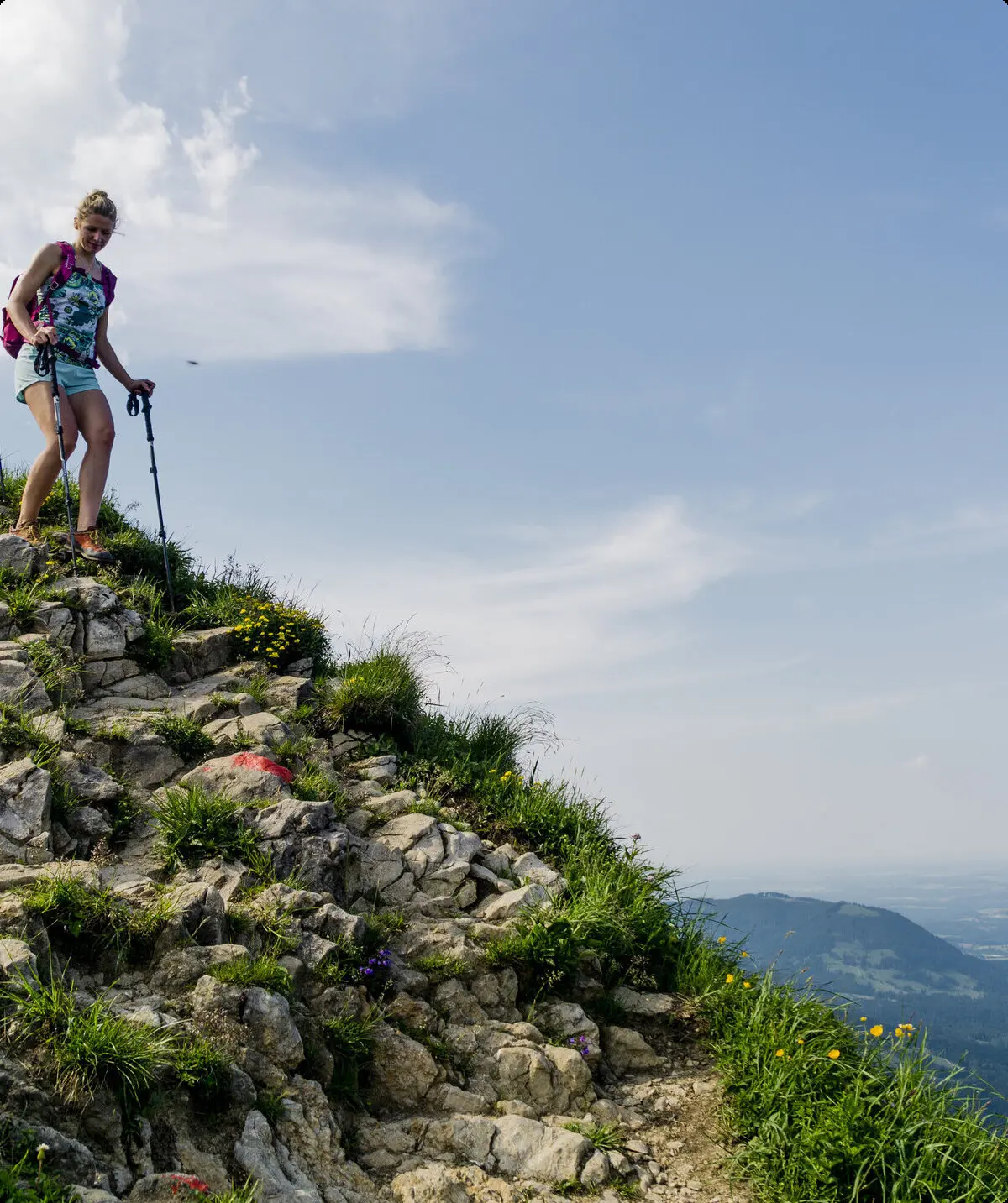 Zwei Wanderer mit Stöcken beim Abstieg | © DAV/Hans Herbig