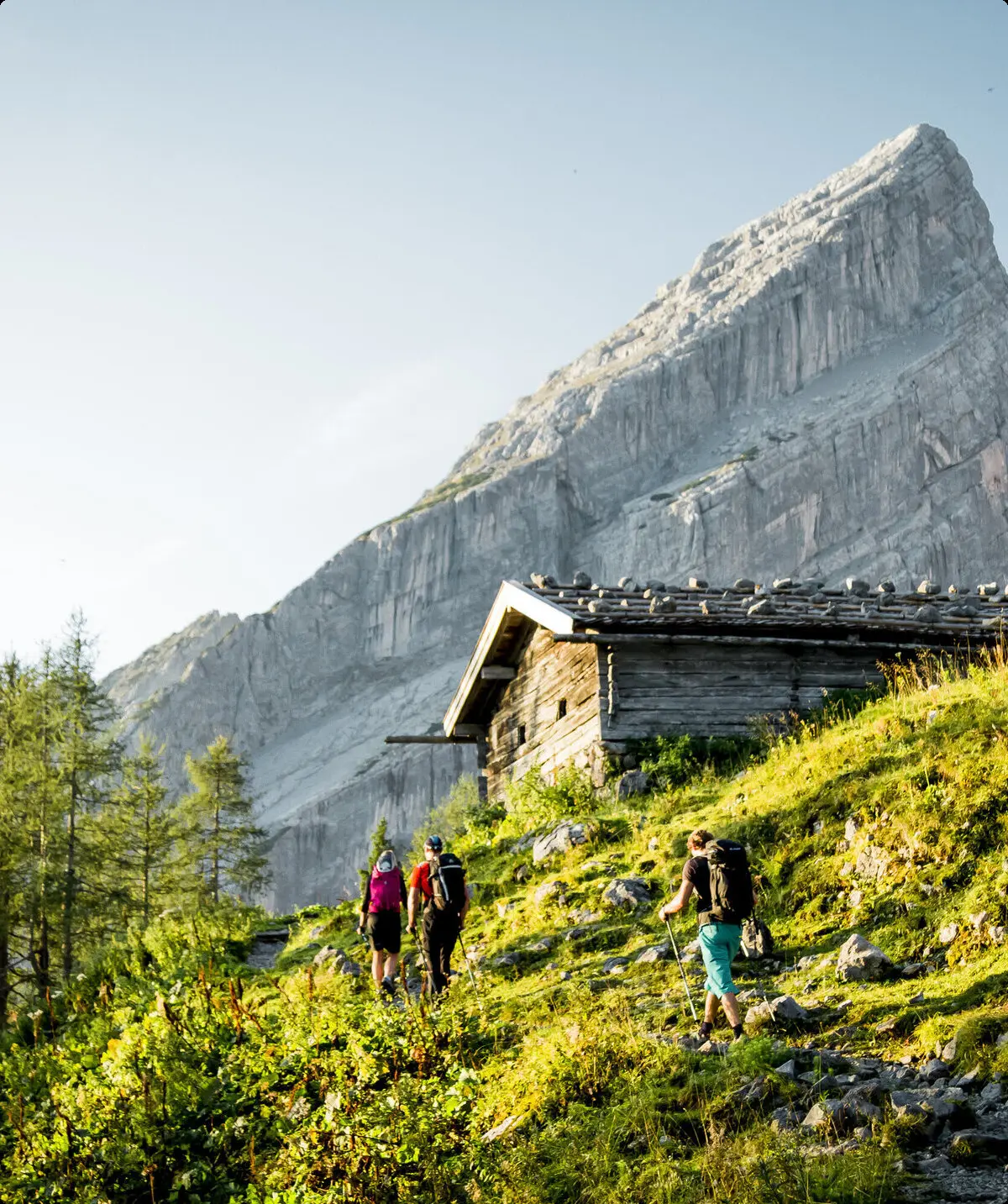 Watzmannueberschreitung: Eine Wandergruppe vor einer Hütte | © DAV/Hans Herbig