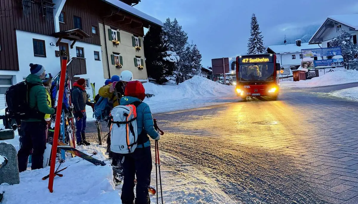 Nach einem langen Tourentag holt uns der warme Bus auch in kleinen Orten wieder ab | © Michael Vitzthum
