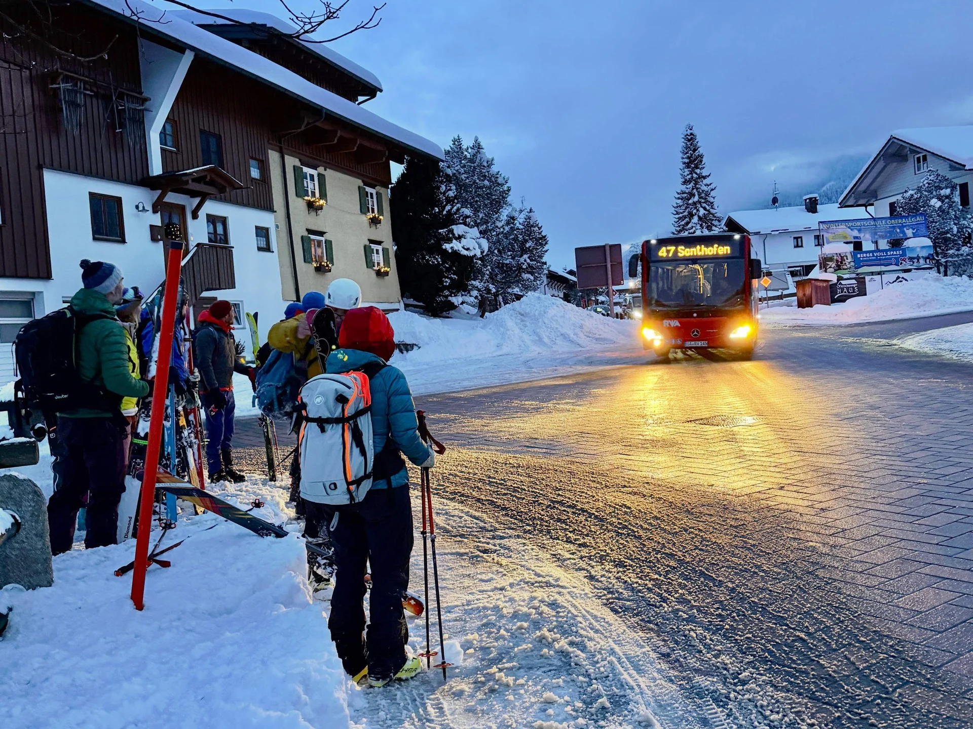 Nach einem langen Tourentag holt uns der warme Bus auch in kleinen Orten wieder ab | © Michael Vitzthum